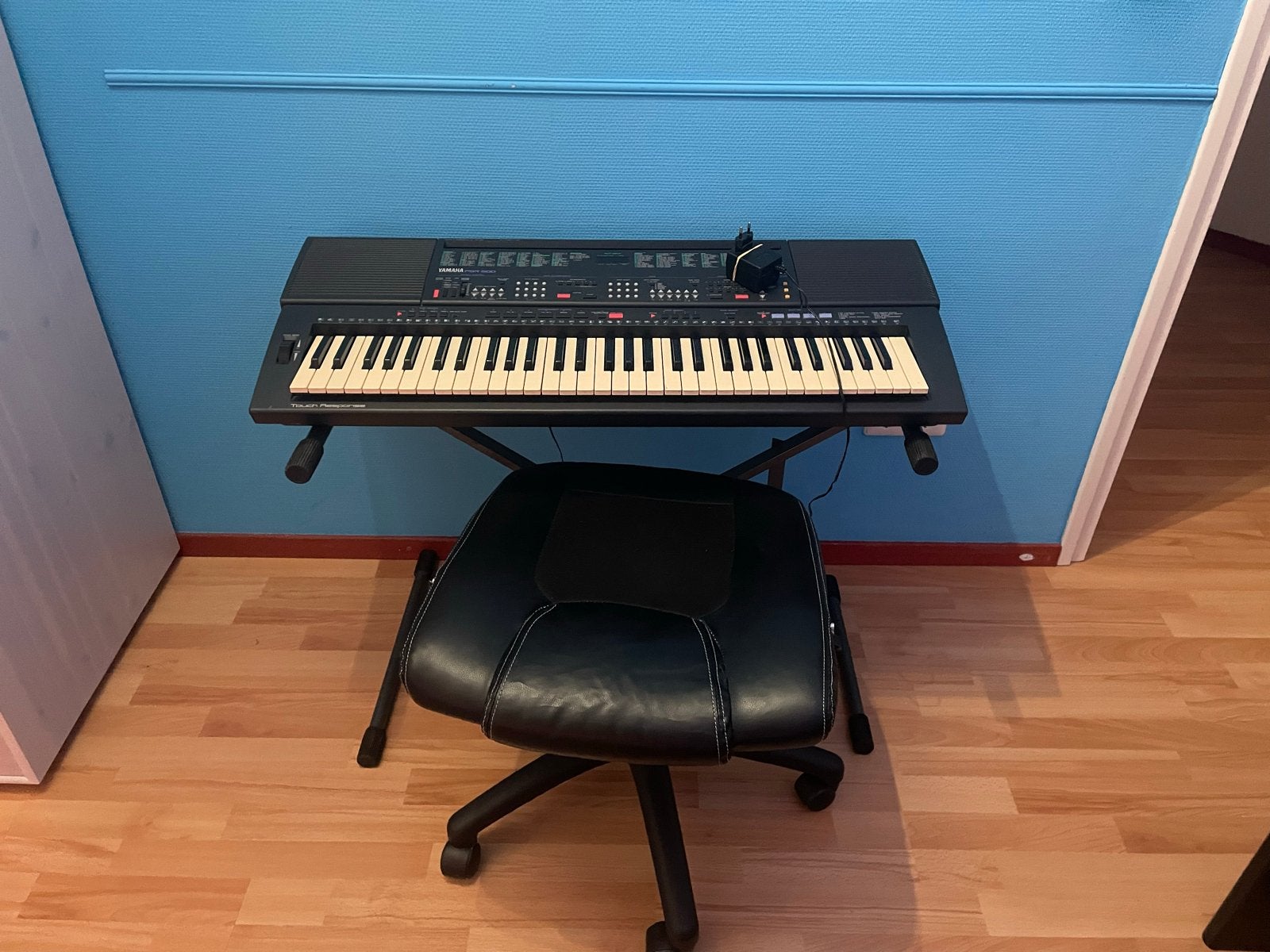 Yamaha PSR-500 Keyboard met standaard en adapter, Ophalen, Yamaha, Aanslaggevoelig, 61 toetsen