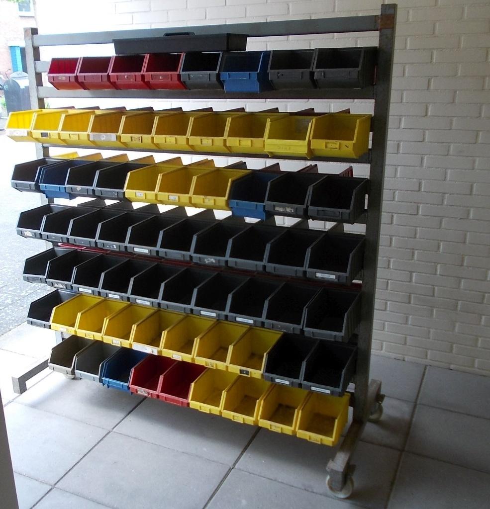 Overtoom stelling met 129 stappelbakken 23x15x12cm op wielen, Ophalen, Gebruikt
