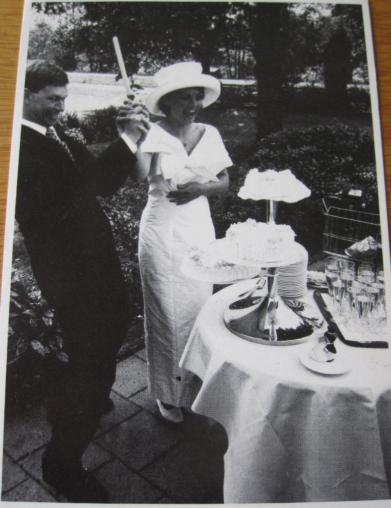 Het aansnijden van de bruidstaart - zwart/wit foto, Ophalen of Verzenden, 1960 tot 1980, Ongelopen, Overige thema's