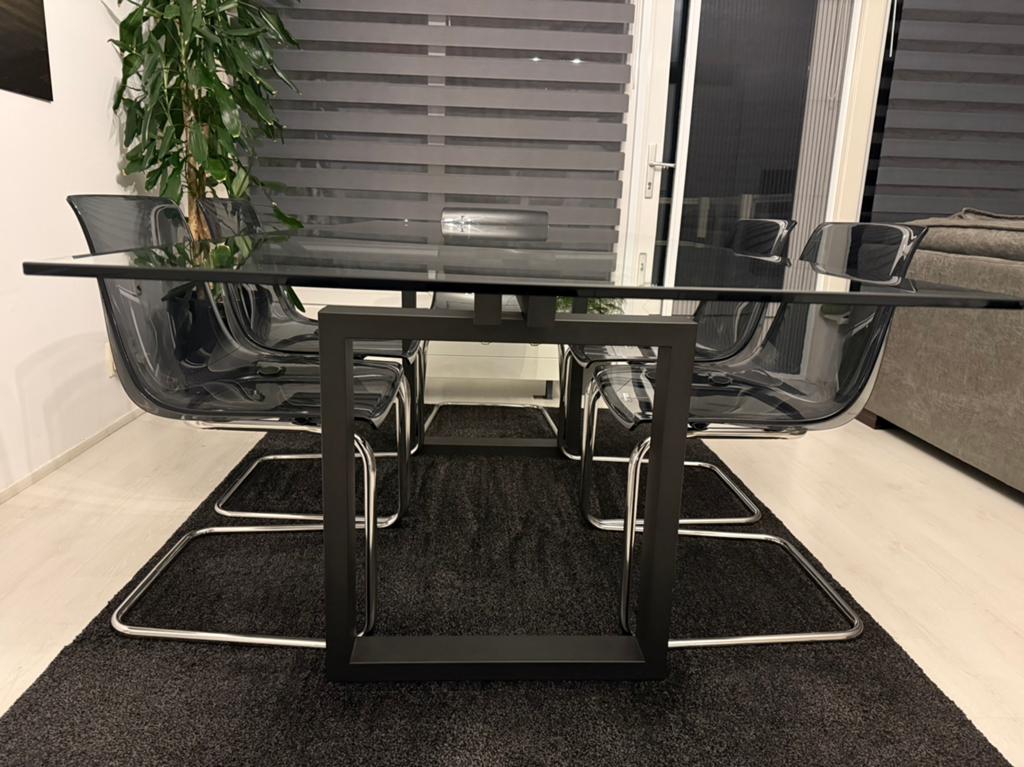 Moderne glazen tafel met zwarte poten MOET SNEL WEG!!, Huis en Inrichting, Ophalen, 50 tot 100 cm, Vijf personen of meer, Rechthoekig