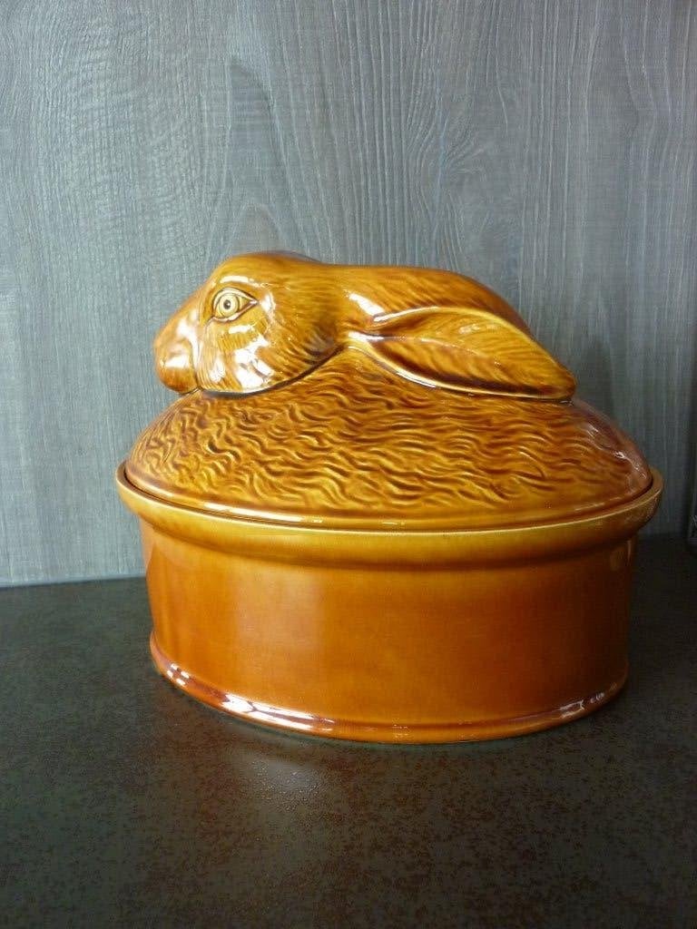 Oude paté terrine met afbeelding van een konijn., Verzenden