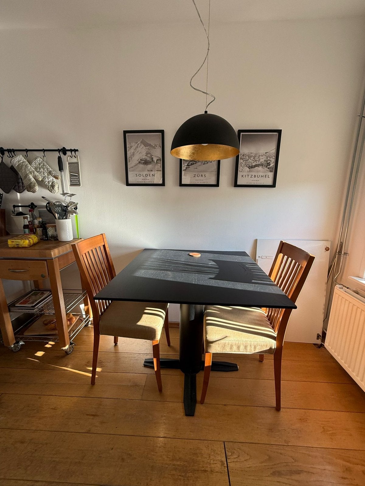 Moderne zwarte tafel - Ideaal voor kleine ruimtes, Huis en Inrichting, Tafels | Eettafels, Ophalen, Gebruikt, Vierkant, Tot twee personen