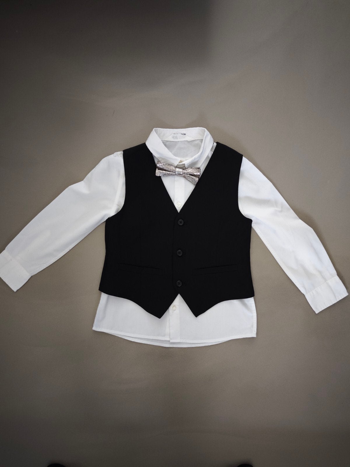 H&M Feestelijke set: Gilet, Overhemd, Vlinderdas maat 122, Kinderen en Baby's, H&M, Ophalen of Verzenden, Zo goed als nieuw, Setje