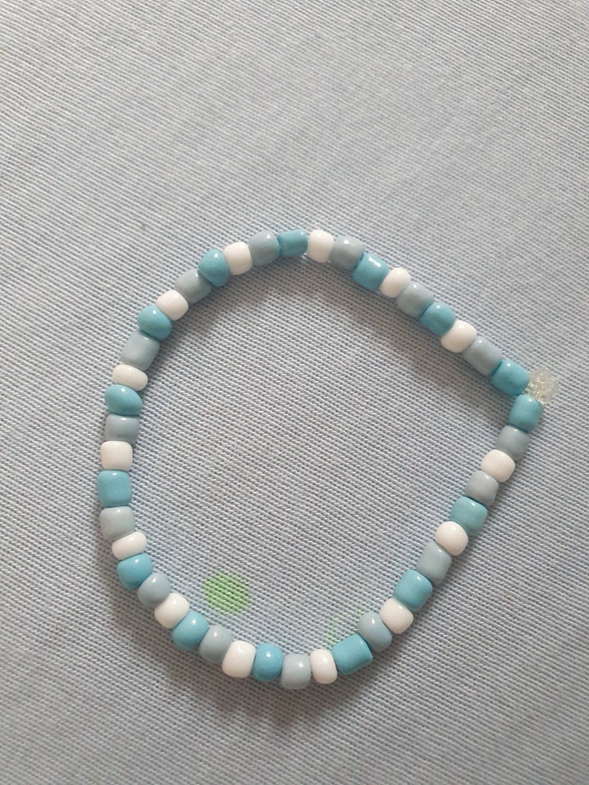 Handgemaakte kralenarmband in blauw, wit en grijs, Overige materialen, Blauw, Nieuw, Ophalen of Verzenden