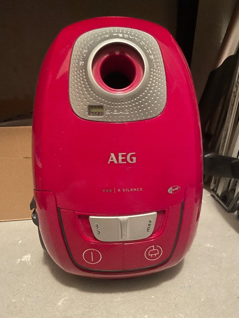 Kapotte Stofzuiger AEG VX8 X Silent, Stille werking, Niet werkend, AEG, Ophalen