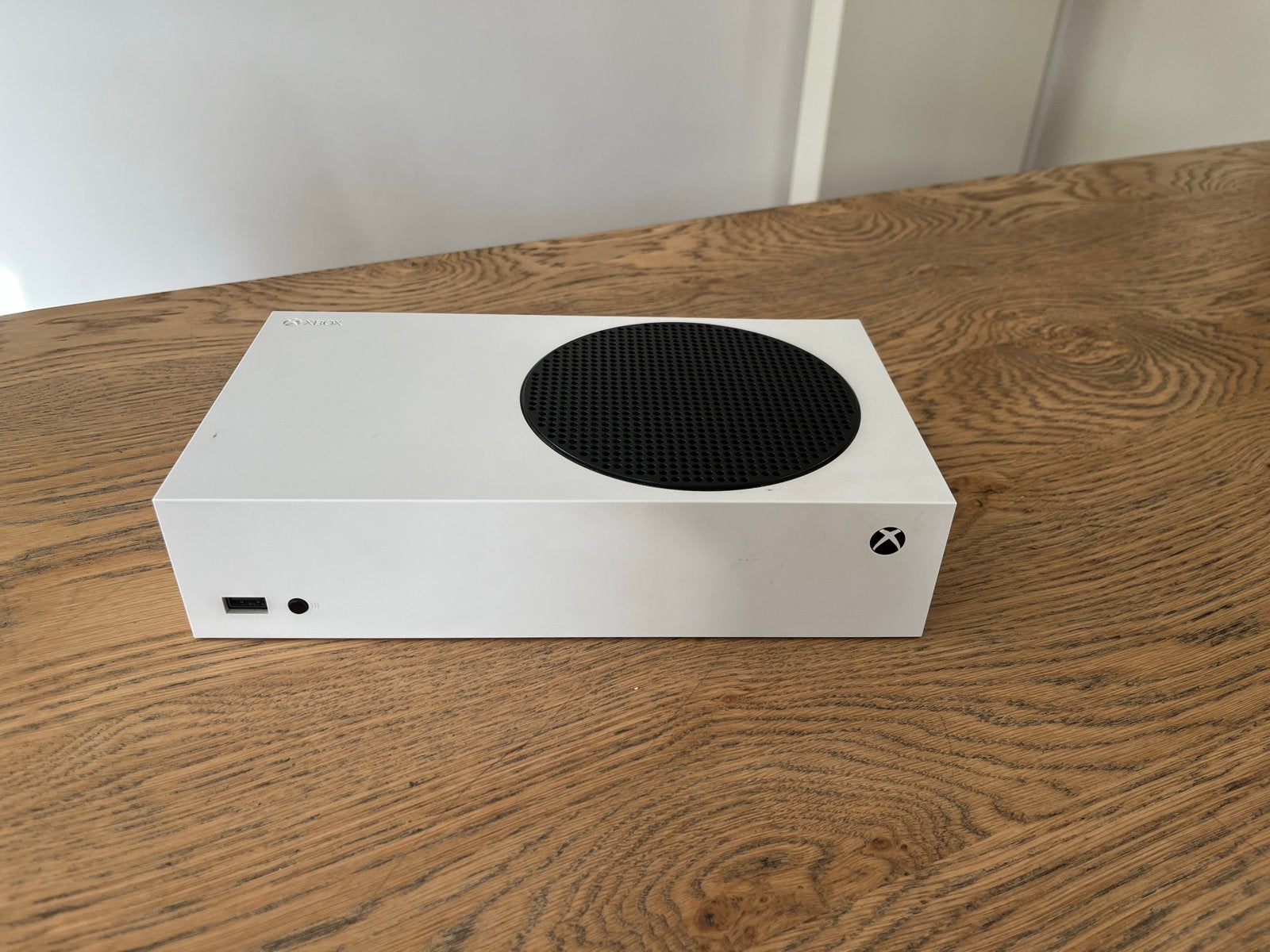 Foto 5 van Xbox Series S met 4 controllers en oplaadstation