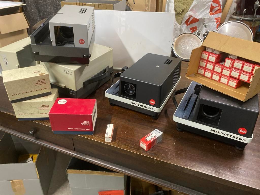 4 Diaprojectoren (Leitz Pradovit CA 2500) met lenzen en lamp, Ophalen, Gebruikt