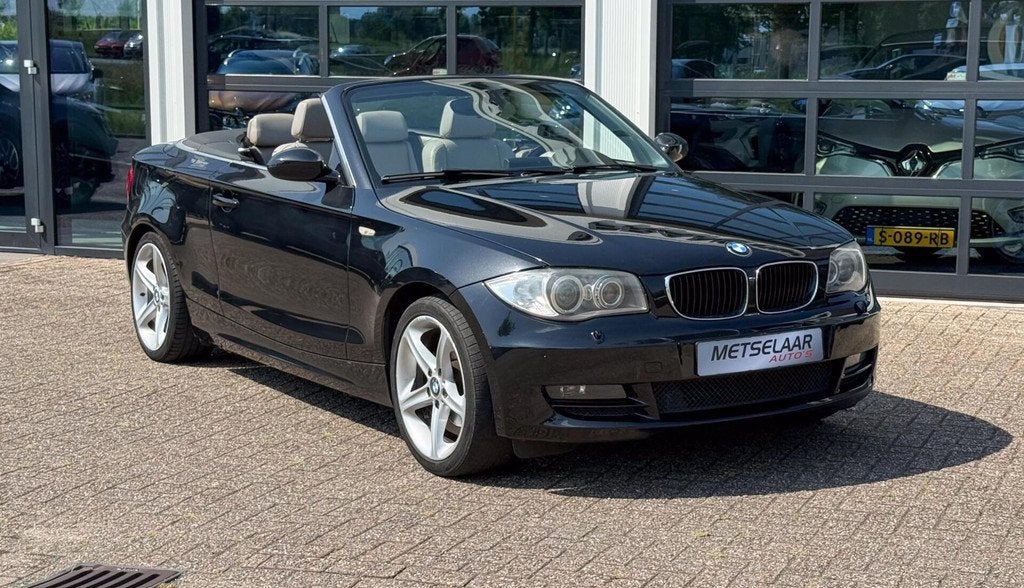 BMW 1-serie Cabrio 120i High Executive, Auto's, Achterwielaandrijving, Beige, 4 cilinders, Cabriolet