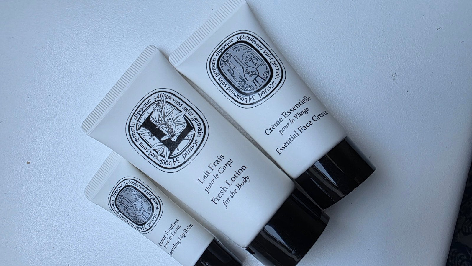 Diptyque 2 x huidverzorgingsset en parfumspray 10ml, Ophalen of Verzenden, Nieuw, Bodylotion, Crème of Olie