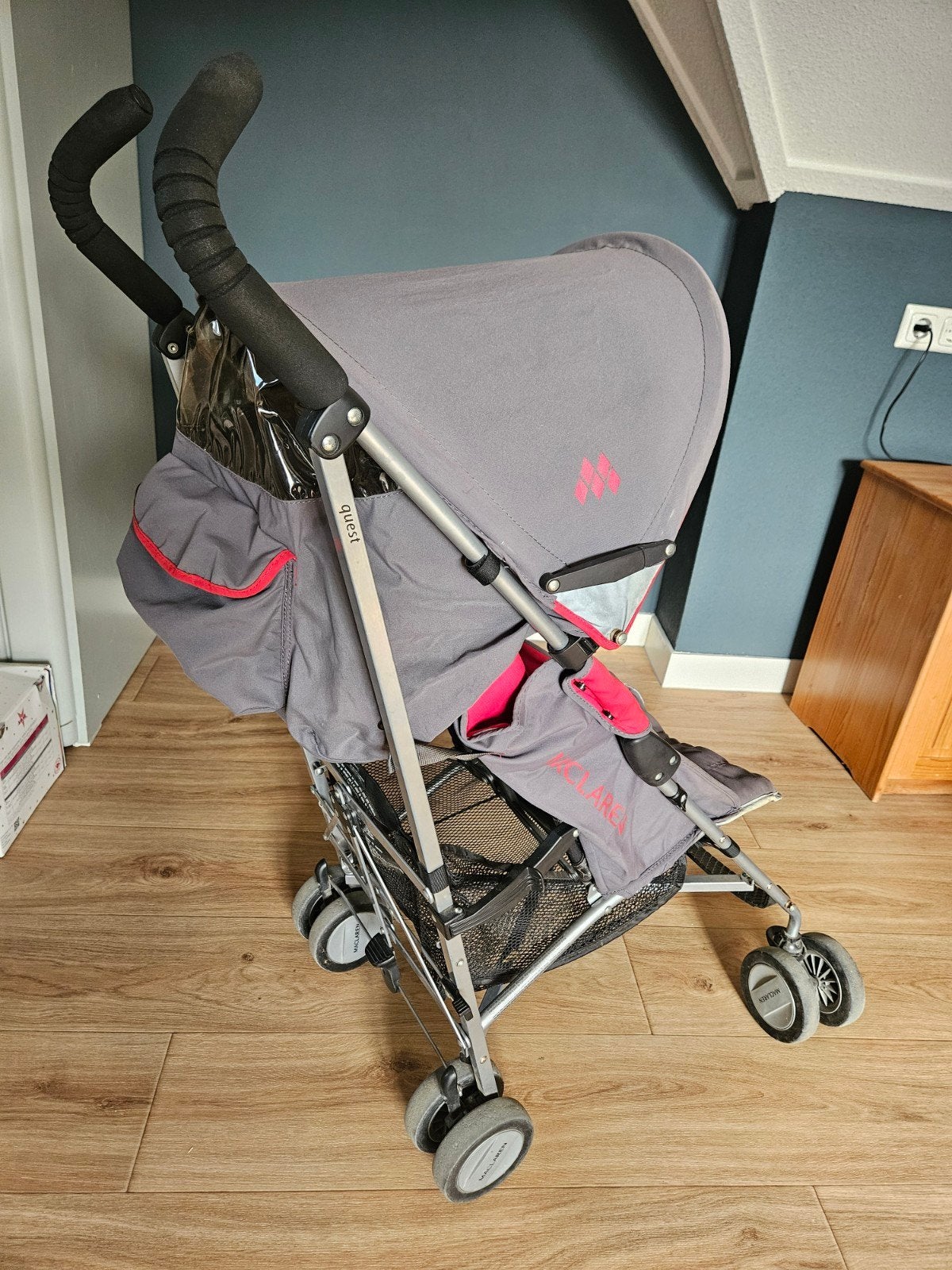 Maclaren Quest Buggy - Rood/Grijs met Voetenzak en Regenhoes, Kinderen en Baby's, Ophalen, Gebruikt, Maclaren, Regenhoes