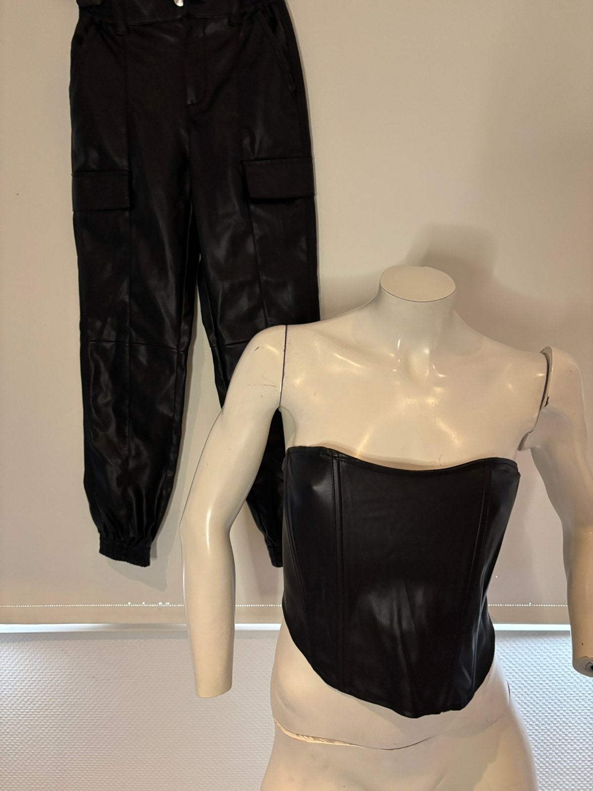 Bershka lederlook broek xs top maat m nieuw, Kleding | Dames, ., Zwart, Nieuw, Ophalen of Verzenden
