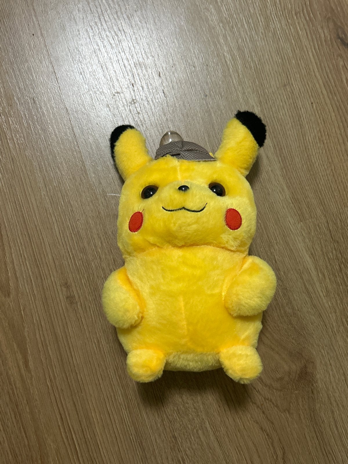 Pikachu knuffel met detective hoedje, Overige typen, Zo goed als nieuw, Met kleding of accessoire, Klein (minder dan 20 cm)