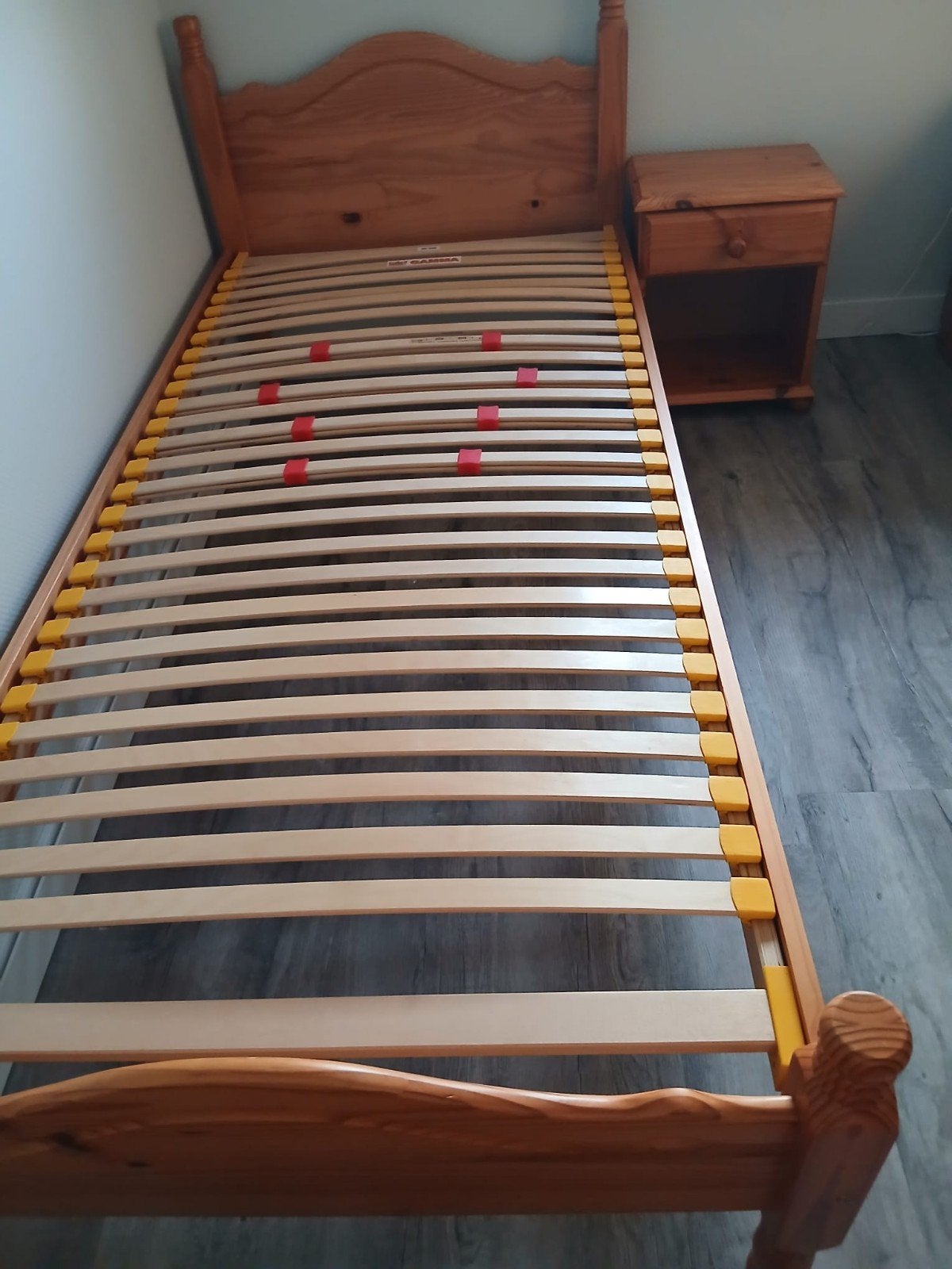 1-persoons bed met lattenbodem en nachtkastje., Ophalen, 90 cm, Eenpersoons, Bruin