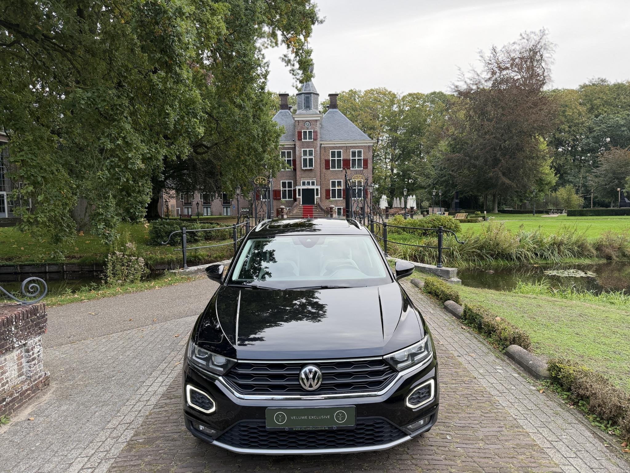 Volkswagen T-Roc 1.5 TSI Sport Business R | Pano | Camera |, Stof, 4 cilinders, 150 pk, Zwart