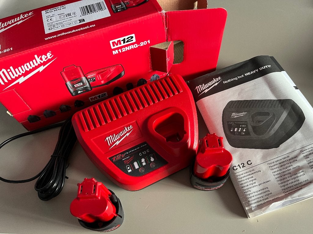 2x Milwaukee M12 2,5 Ah Li-Ion accu’s met een C12 C oplader, Ophalen of Verzenden, Nieuw, Boor- en Schroefmachine