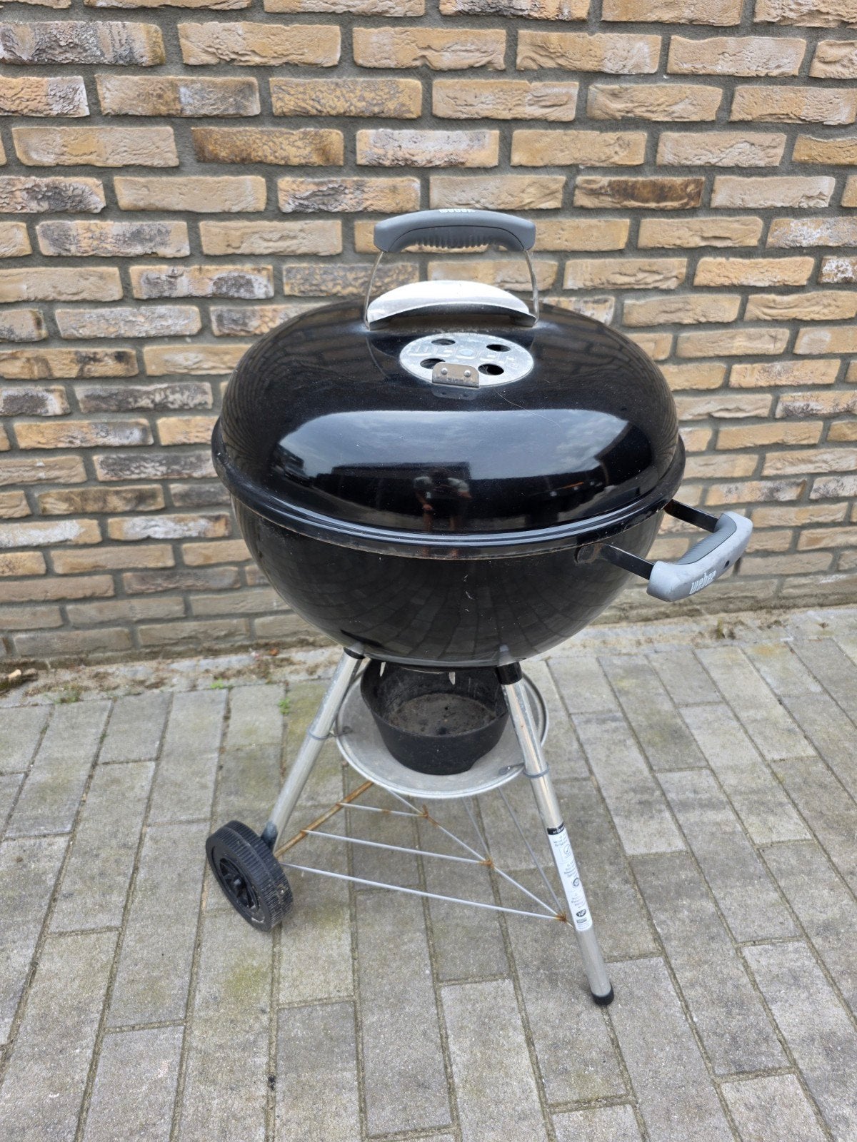 Weber Compact Kettle BBQ 47cm met brikettenstarter, Tuin en Terras, Houtskoolbarbecues, Gebruikt, Met accessoires, Ophalen