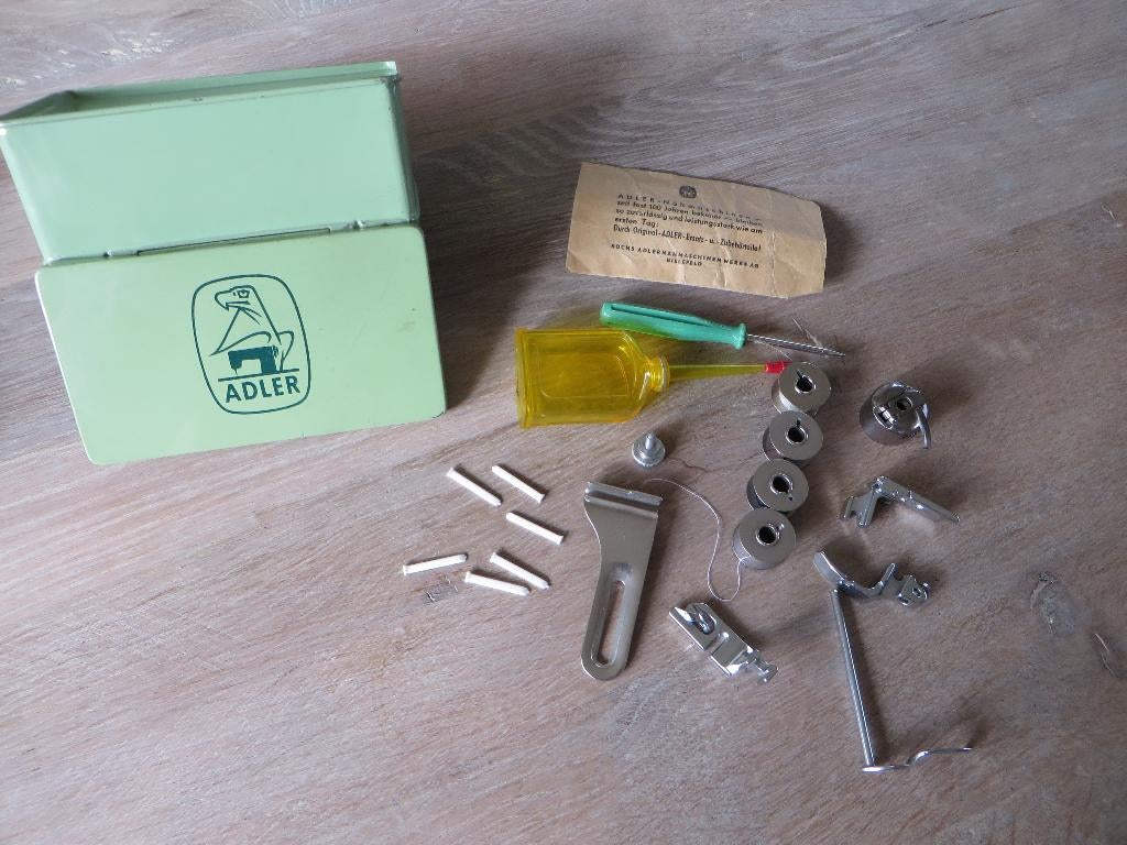 ADLER naaimachine accessoires in groen vintage blikje, Hobby en Vrije tijd, Ophalen of Verzenden, Gebruikt, Naaimachine, Overige merken