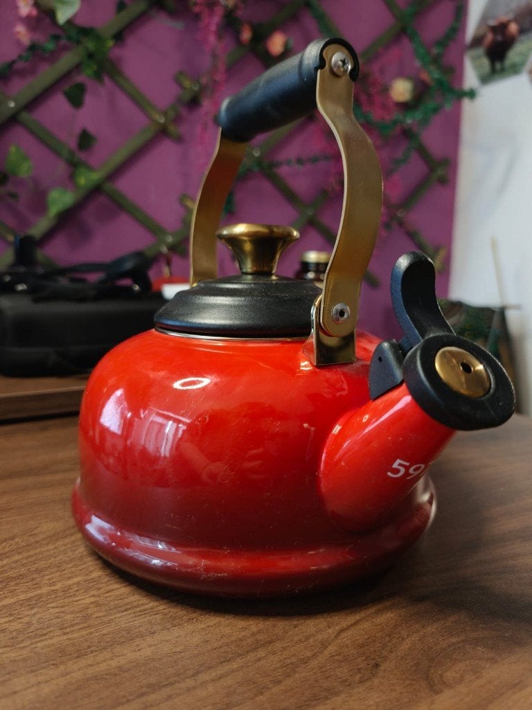 Le Creuset Harry Potter Hogwarts Express Fluitketel, rood, Ophalen of Verzenden, Zo goed als nieuw, Metaal, Rood