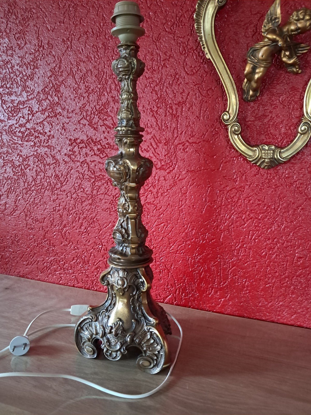 Antieke lampenvoet in een rijke barok- of rokokostijl., Ophalen