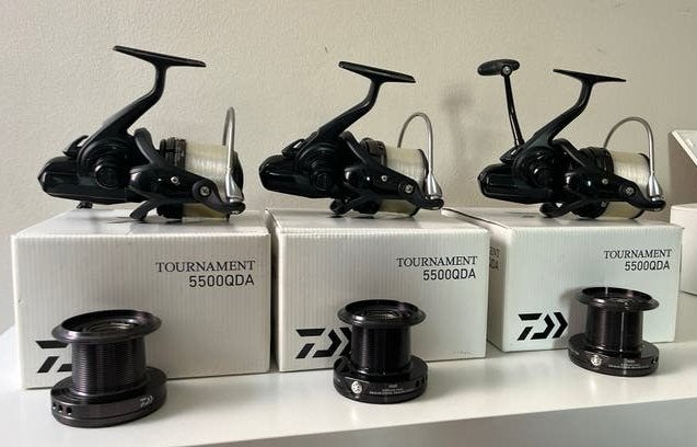 3 Daiwa Tournament 5500QDA + reserve spoelen, Ophalen, Zo goed als nieuw, Molen