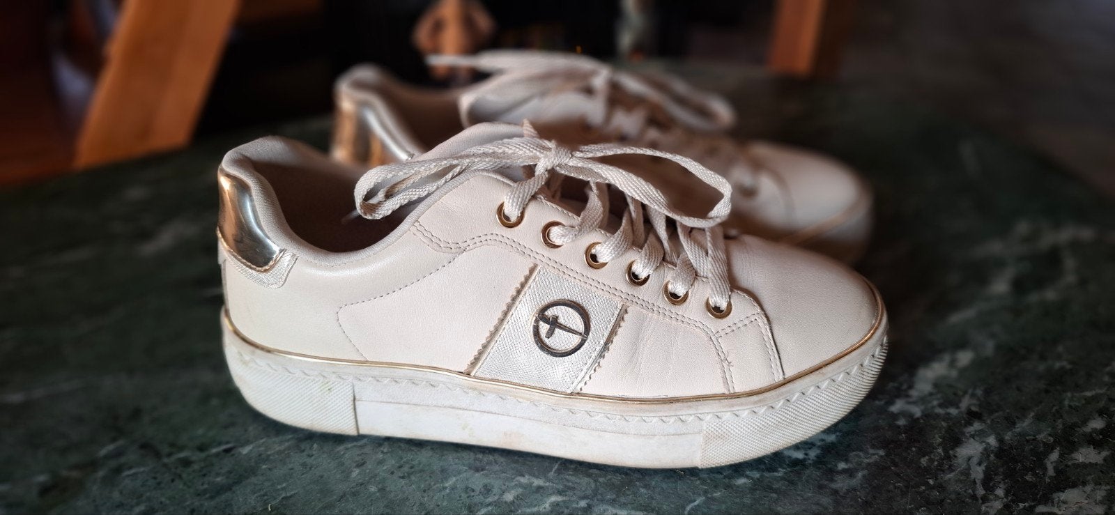 Beige Tamaris sneakers met gouden details, Ophalen of Verzenden, Zo goed als nieuw, Beige, Sneakers of Gympen