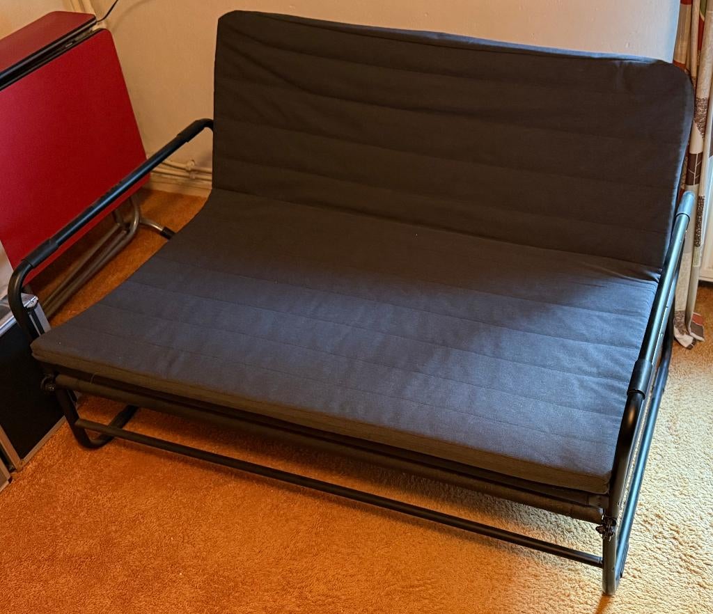 Slaapbank met zwart metalen frame, Ophalen, Zwart, Tweepersoons, Zo goed als nieuw