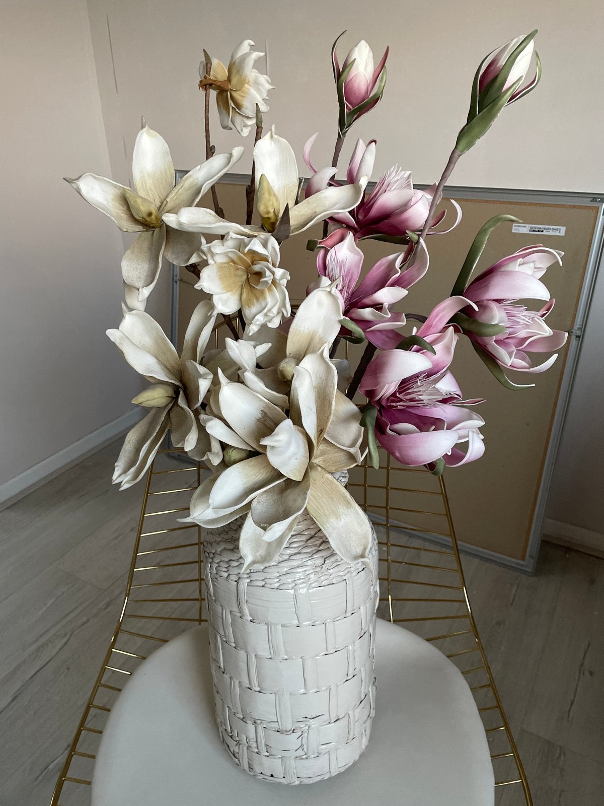 Decoratieve vaas met kunstbloemen - Magnolia's, Antiek en Kunst, Ophalen of Verzenden