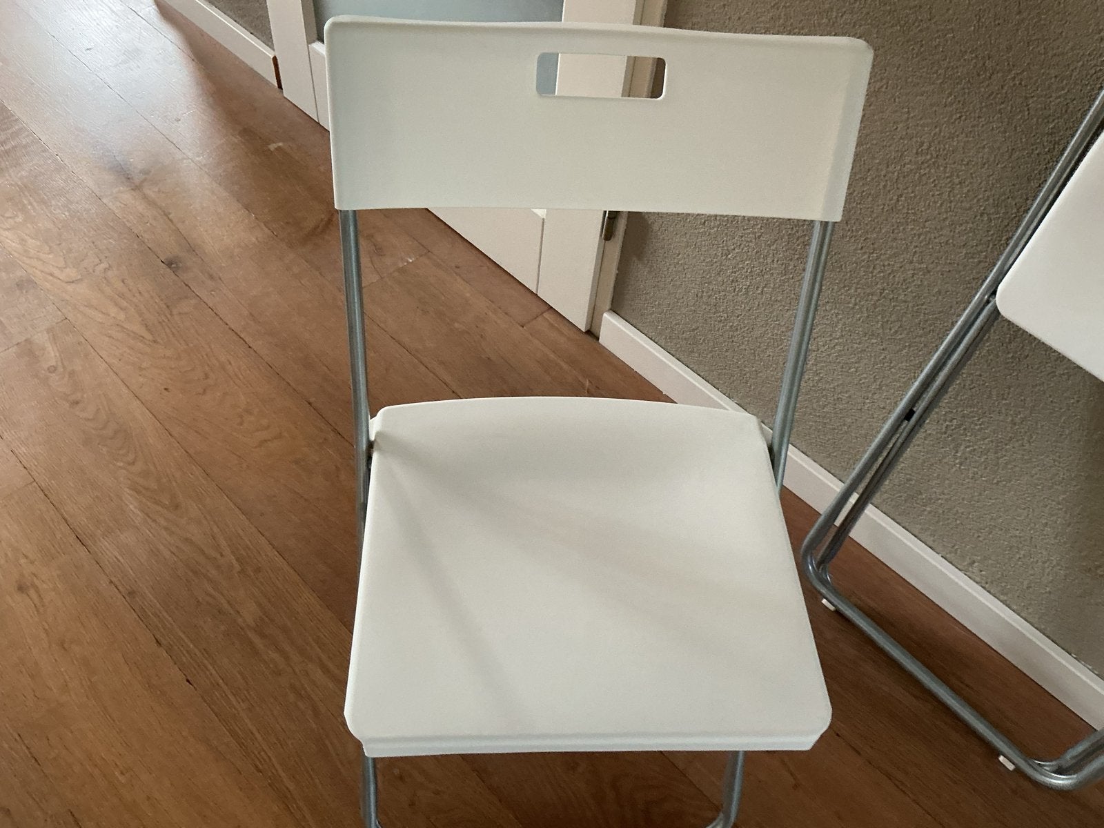 2x IKEA GUNDE klapstoelen - Wit en praktisch, Ophalen, Kunststof, Gebruikt, Twee