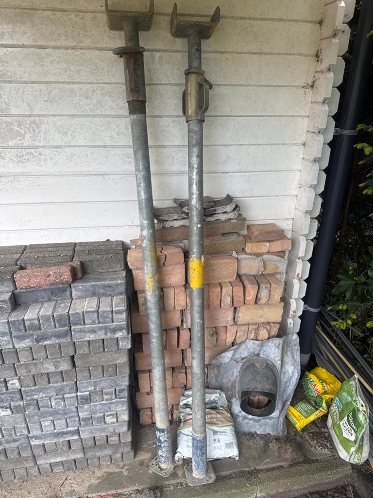 Twee stevige schroefstempels - ideaal voor verbouwing, Doe-het-zelf en Verbouw, Steigers, Ophalen, Gebruikt, Overige typen, 2 tot 5 meter