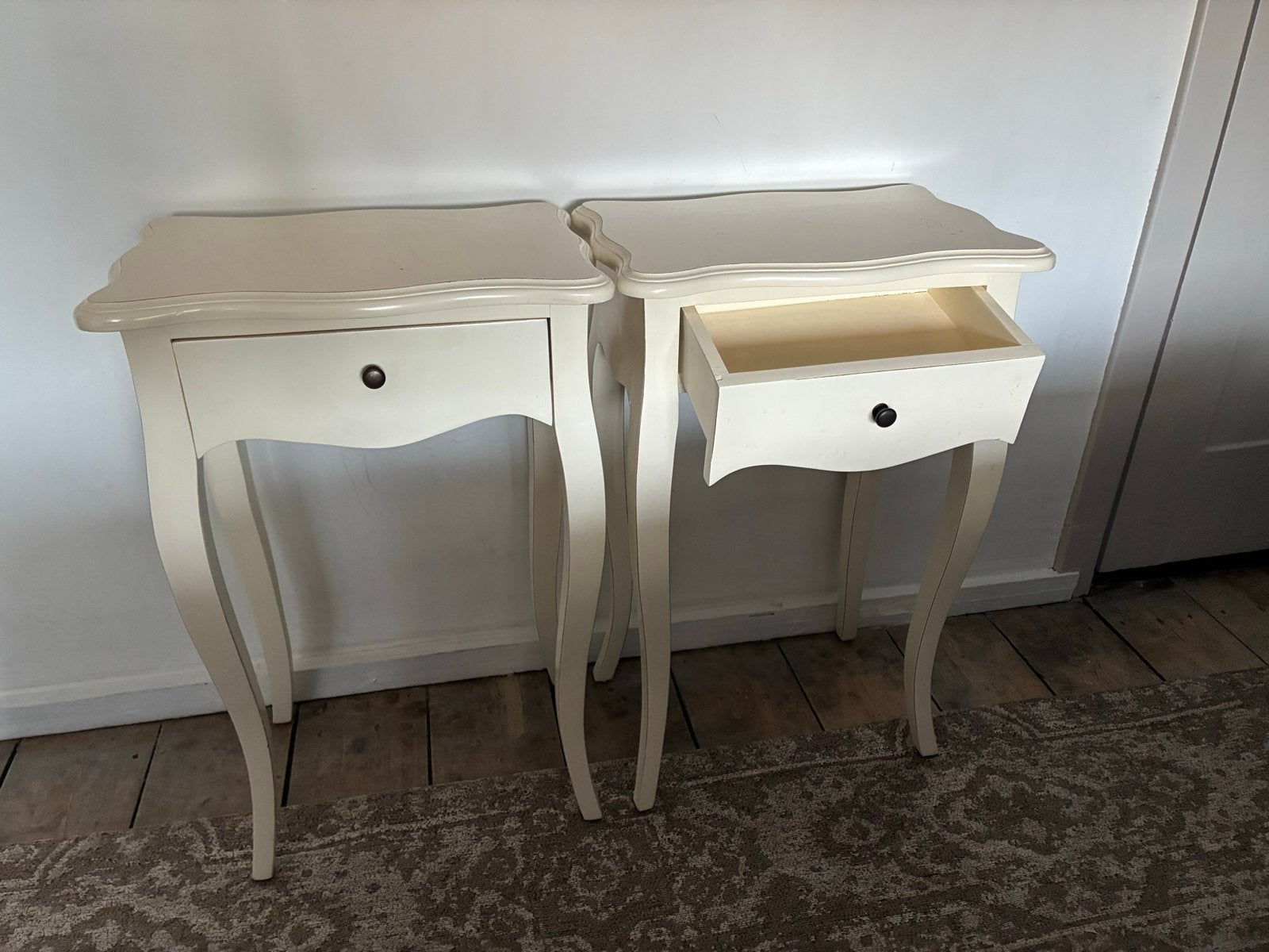 Set van 2 brocante Franse Louis XV nachtkastjes crème/wit