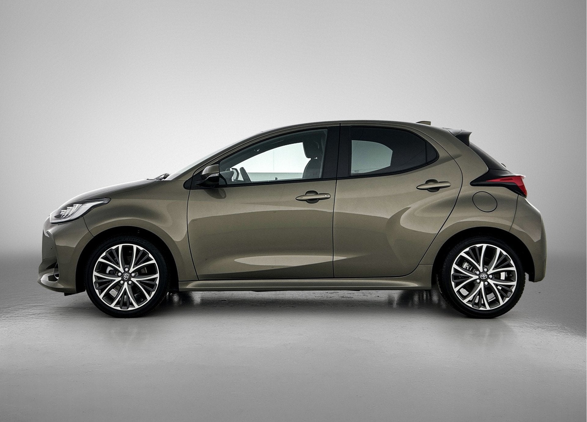 Toyota Yaris 1.5 Hybrid 130 pk Executive Automaat | Navigati, 12 maanden, 450 kg, Gebruikt, Automatische klimaatregeling
