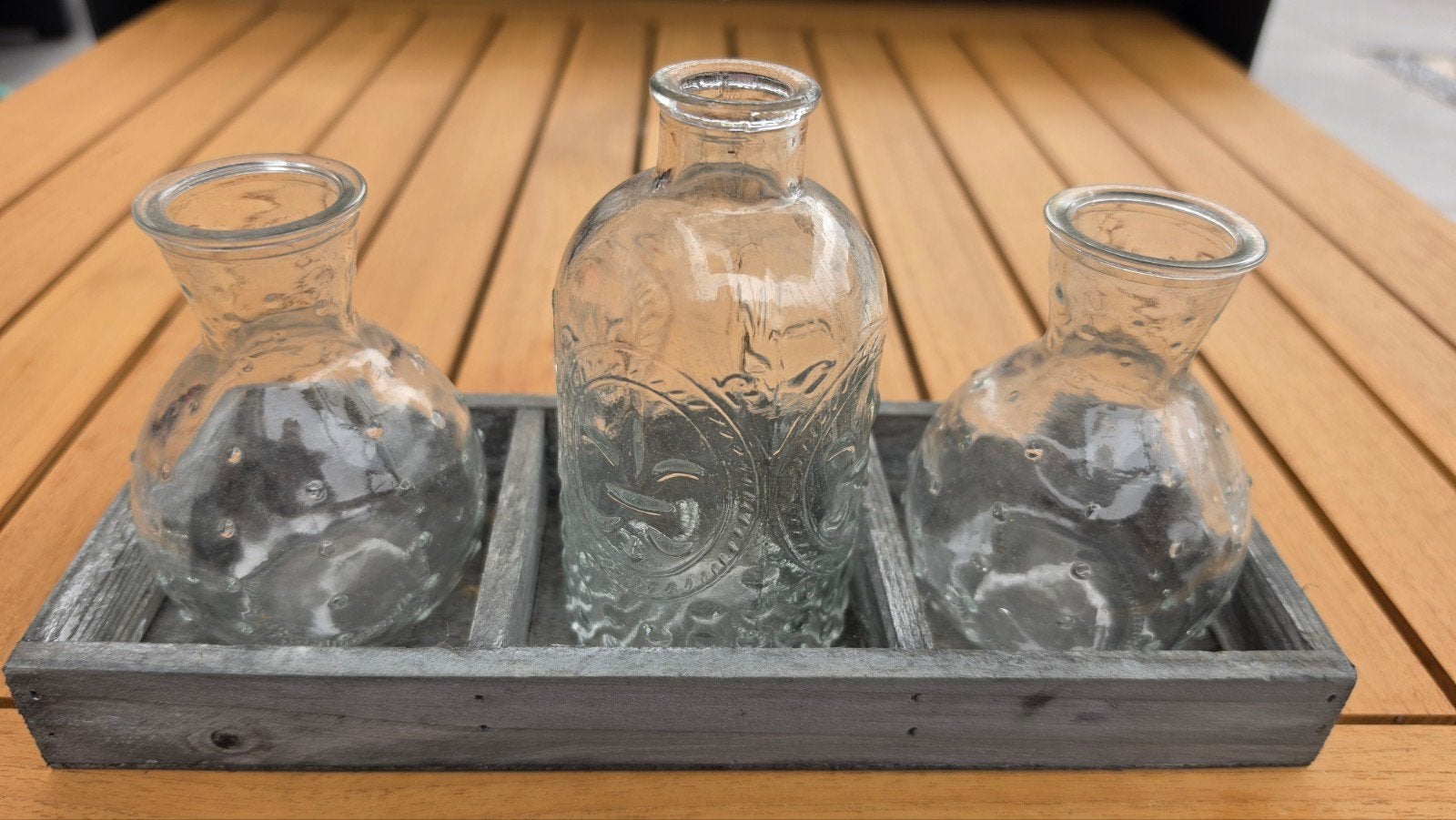 Decoratieve glazen vazen in houten bakje, Ophalen of Verzenden