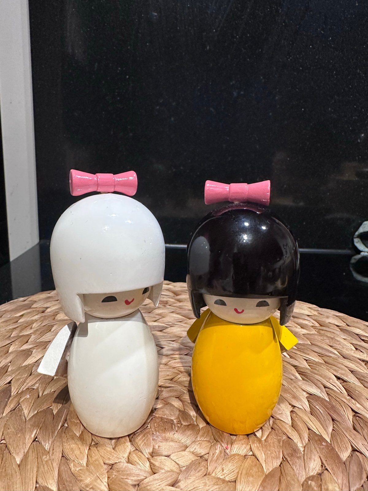 Set van 2 Japanse Kokeshi poppen - Wit en Geel, Ophalen of Verzenden, Zo goed als nieuw