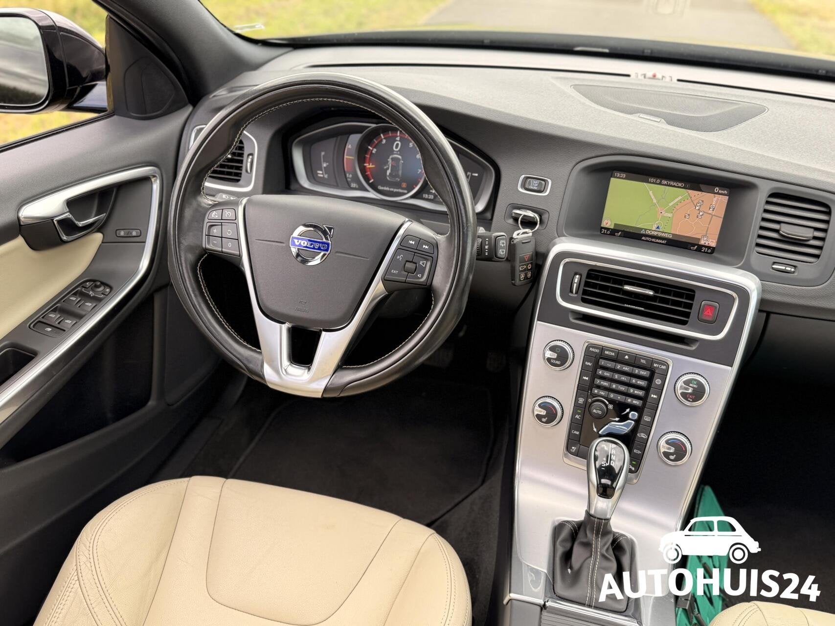 Volvo V60 2.0 T4 Polar+ Dynamic TREKHAAK|19"|Xenon|DAK|H&K-A, Auto's, Gebruikt, Zwart, Automatische klimaatregeling, 1600 kg