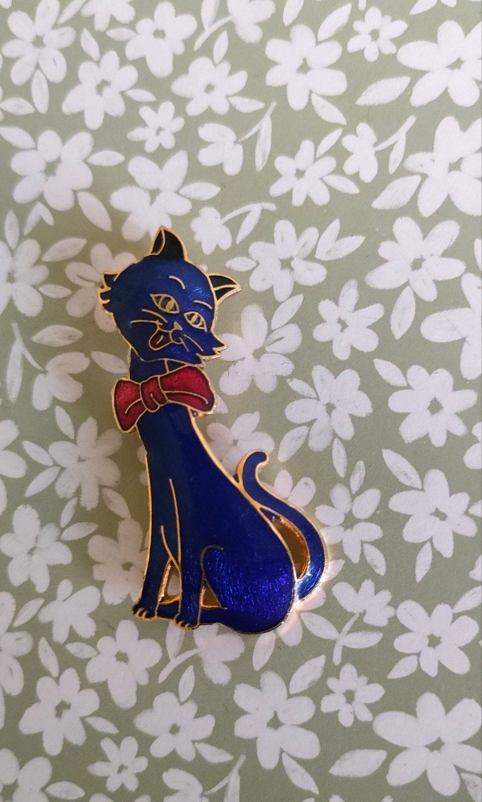 Vintage jaren '90 blauwe cloisonne kat broche met rode strik, Ophalen of Verzenden, Zo goed als nieuw, Blauw
