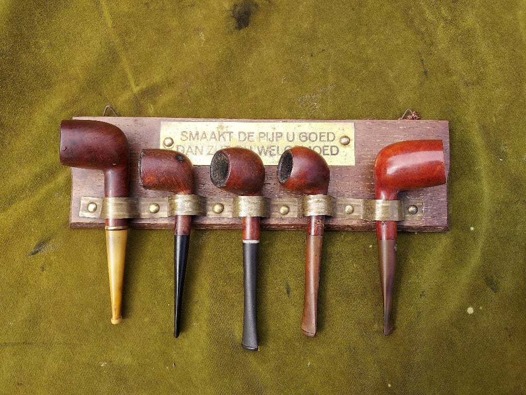 Antiek pijpenrek met koperen spreuk en 5 pijpen., Niet bekend, Verzenden, (Water)pijp, Niet bekend