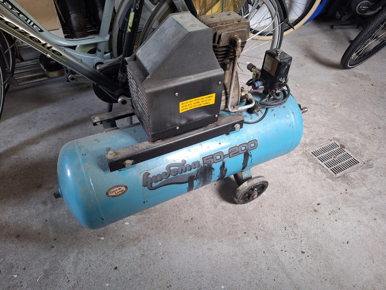 Huvema 50-200 Compressor, Doe-het-zelf en Verbouw, Compressors, Ophalen, Gebruikt, 6 tot 10 bar, 25 tot 100 liter
