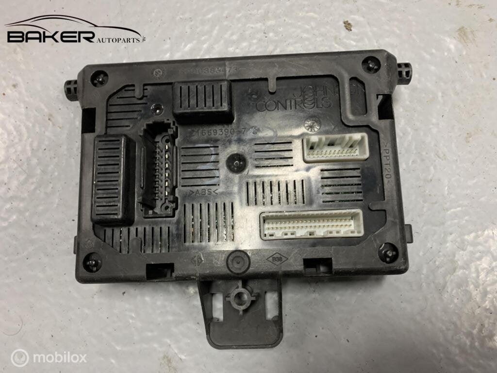 Zekeringkast Renault Clio III ('05->) 8200343732, Gebruikt, Renault, Ophalen of Verzenden, Renault