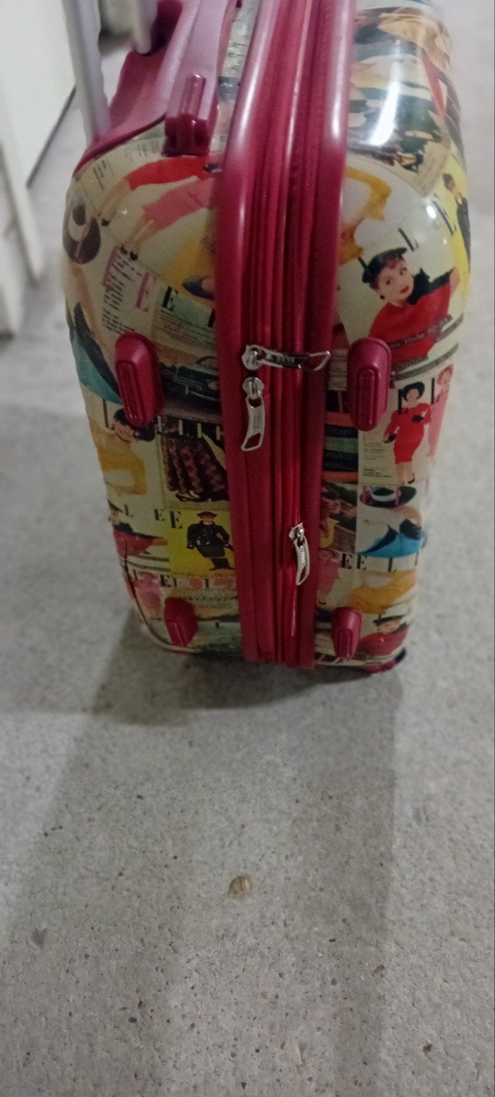 Kleine reiskoffer met print en wieltjes, Ophalen, Wieltjes, Gebruikt, Hard kunststof