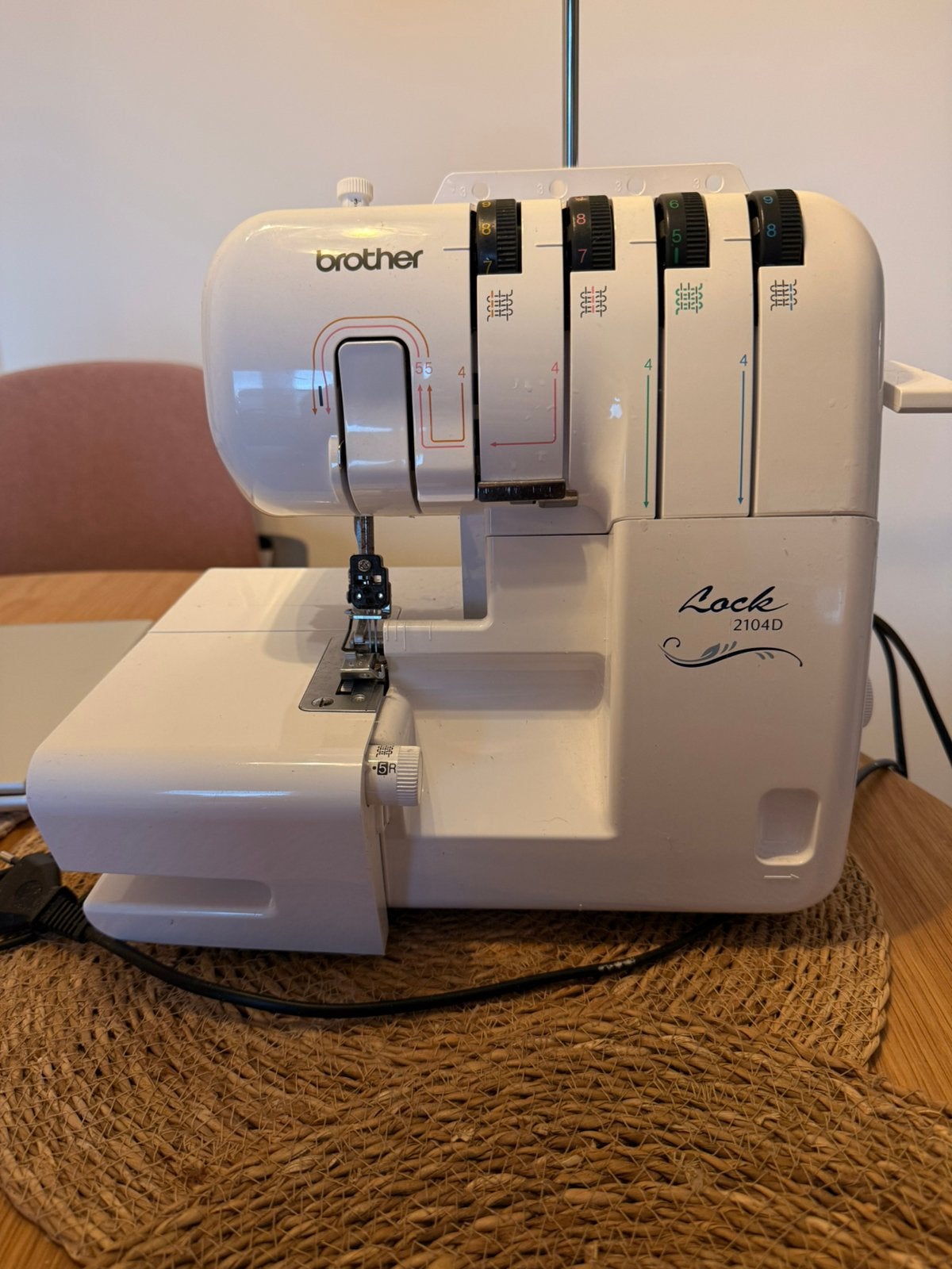 Brother 2104D Overlock, Ophalen, Zo goed als nieuw, Naaimachine, Brother