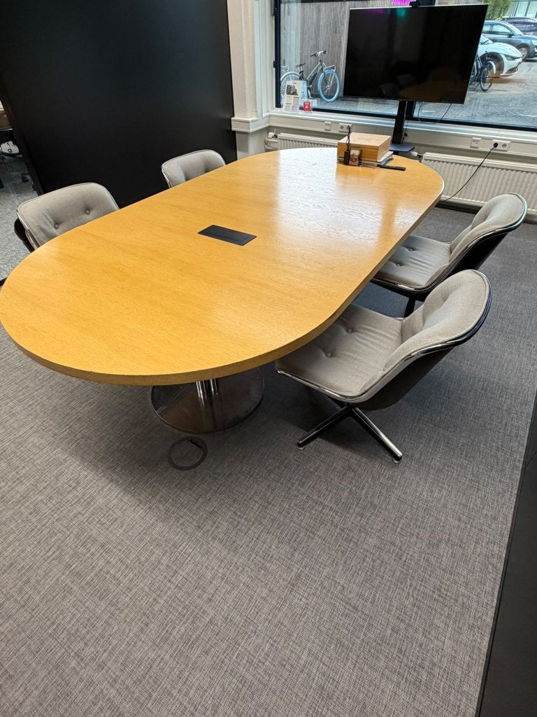 Charles Pollock chairs geproduceerd door Knoll, Ophalen