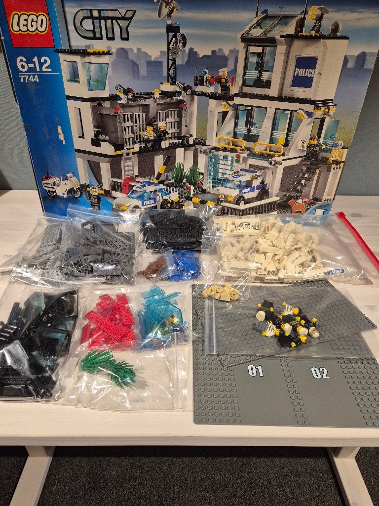 Lego 7744 Police Station, Kinderen en Baby's, Speelgoed | Duplo en Lego, Lego, Ophalen of Verzenden, Inclusief minifiguren, City
