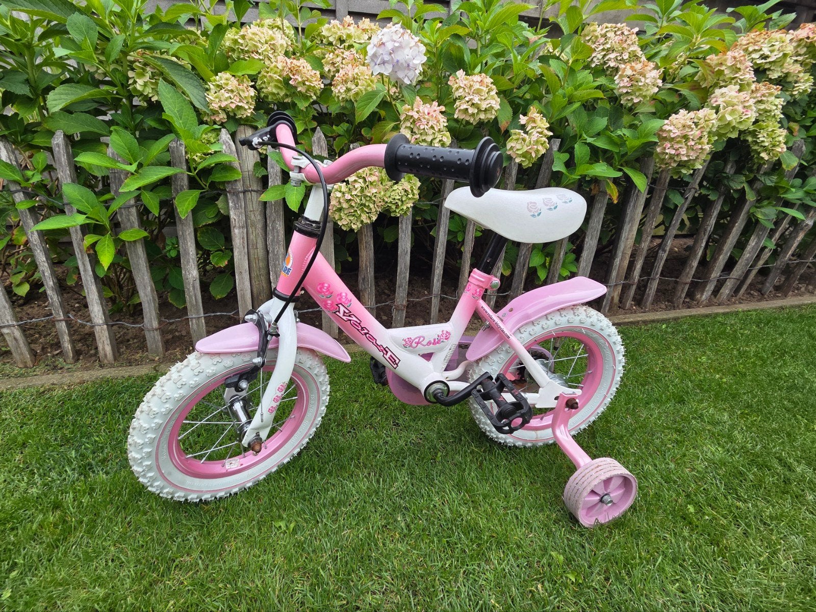 Roze kinderfiets 12 inch met zijwieltjes, Fietsen en Brommers, Ophalen, Zijwieltjes, Gebruikt, Velgrem
