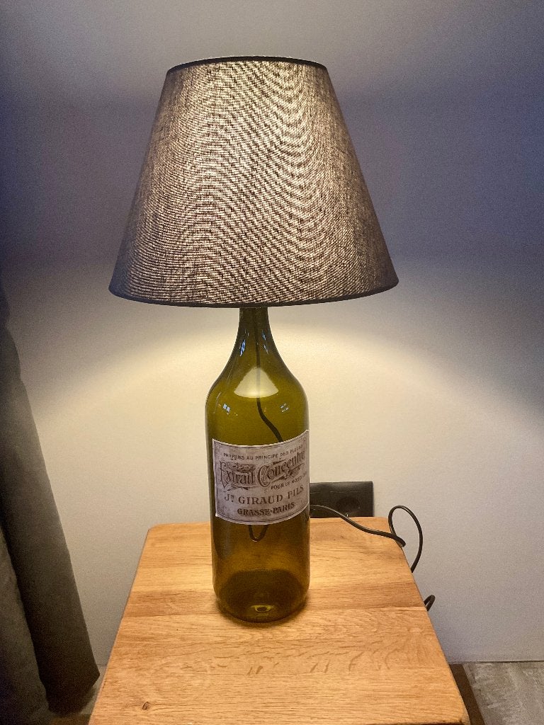 Nieuwe tafellamp van een grote fles, Huis en Inrichting, Lampen | Tafellampen, Ophalen of Verzenden, Nieuw, Glas