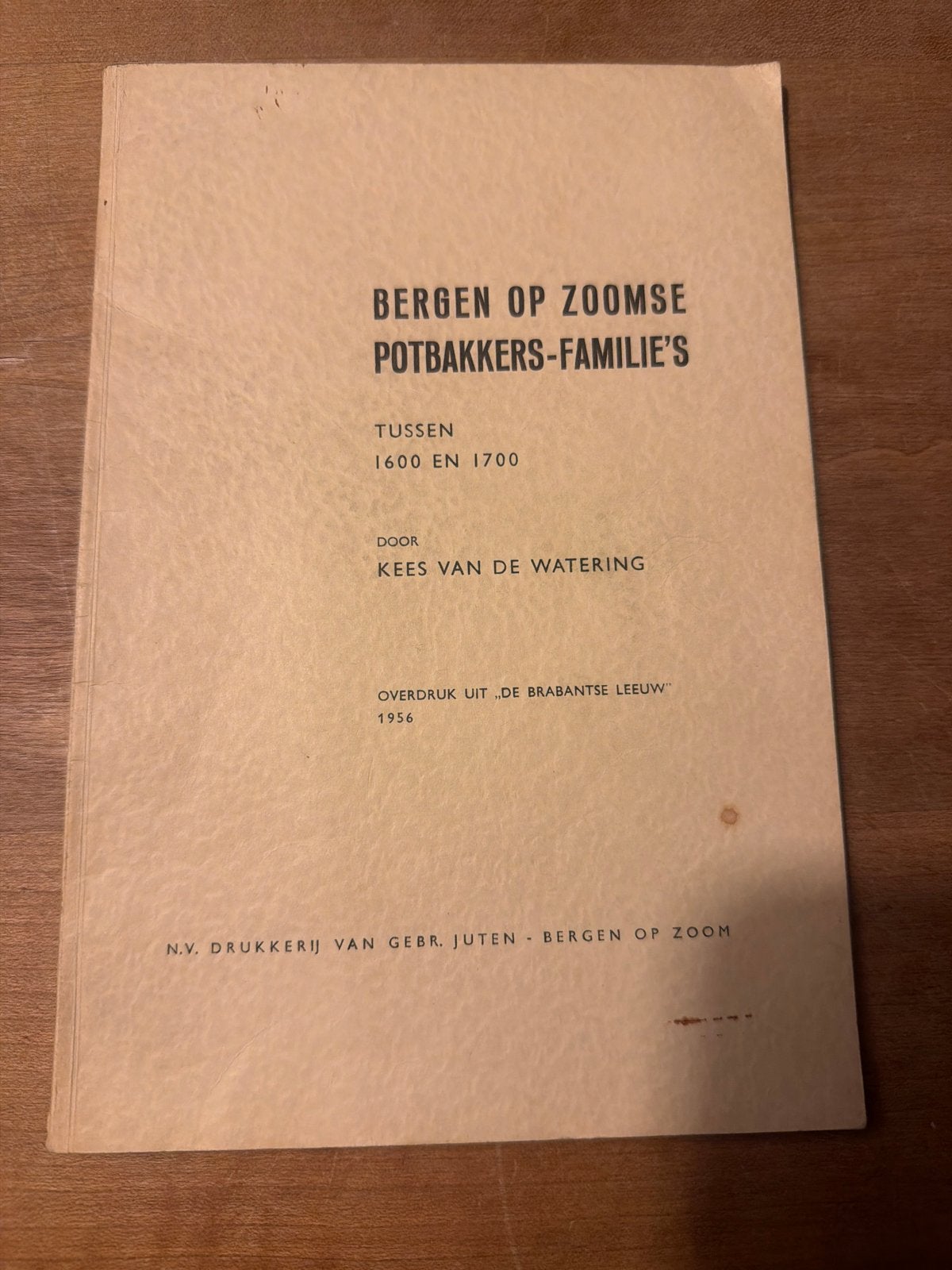 Bergen op Zoomse Potbakkers-Familie's - Kees van de Watering, Ophalen of Verzenden, 20e eeuw of later, Gelezen