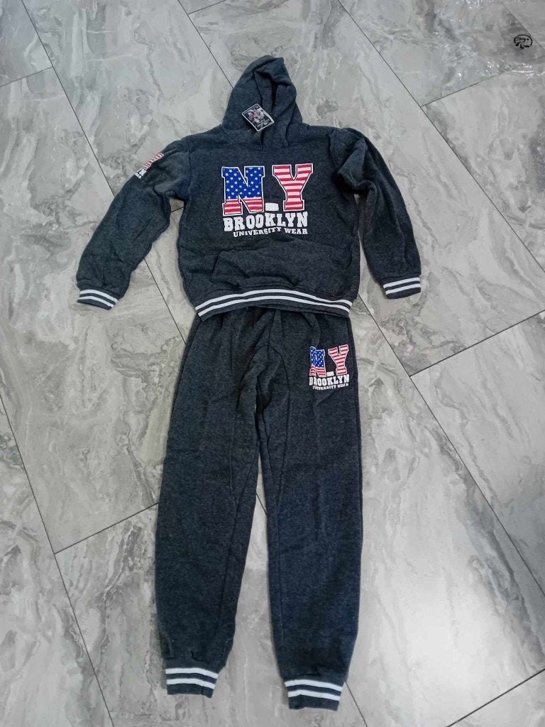 Nieuw grijs kinderhuispak, Kinderen en Baby's, Kinderkleding | Maat 164, Ophalen of Verzenden, Nieuw, Jongen, Setje