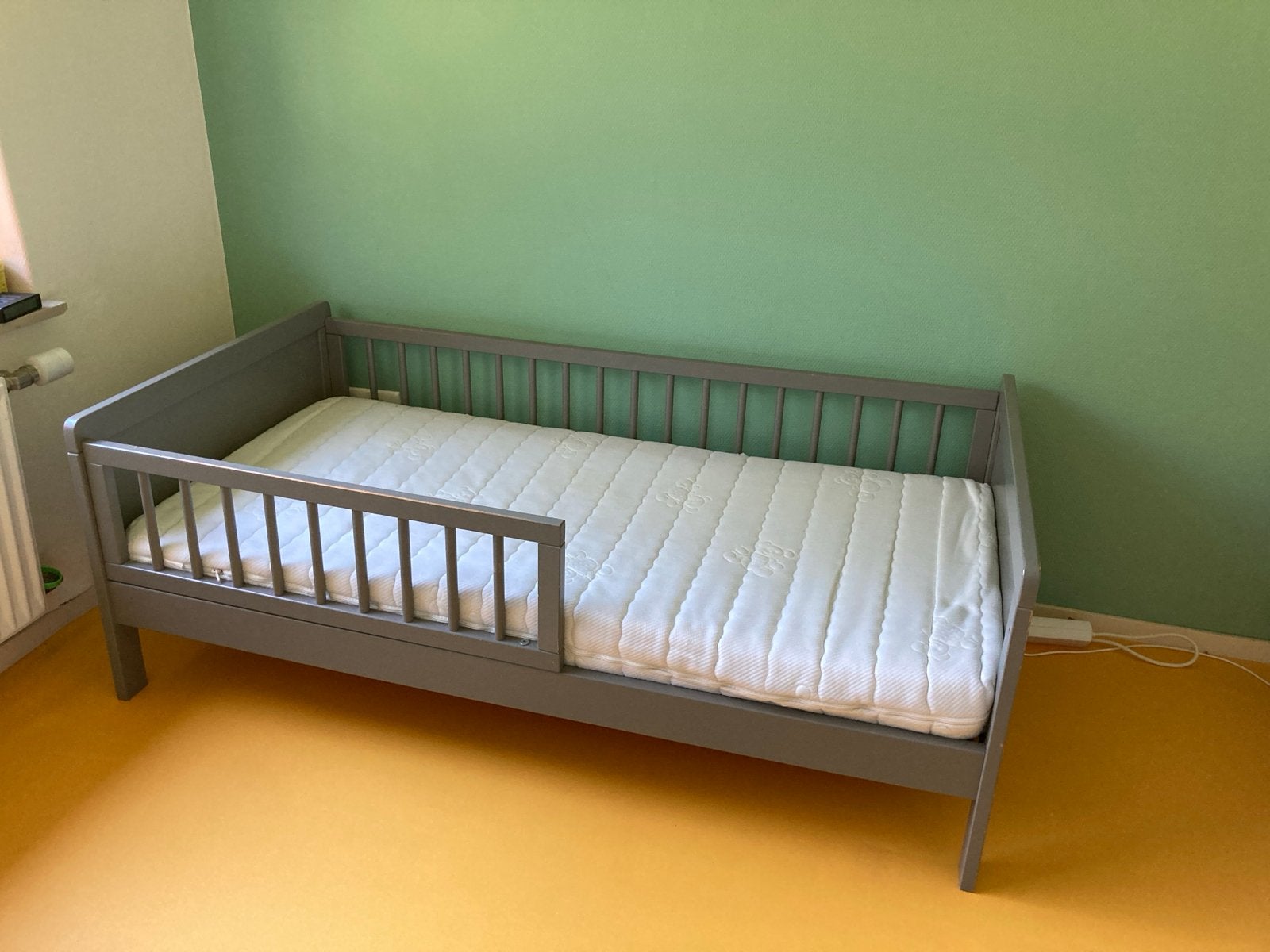Grijs peuterbedje met matras (140x70), Ophalen, Gebruikt, 190 cm of minder, Grijs