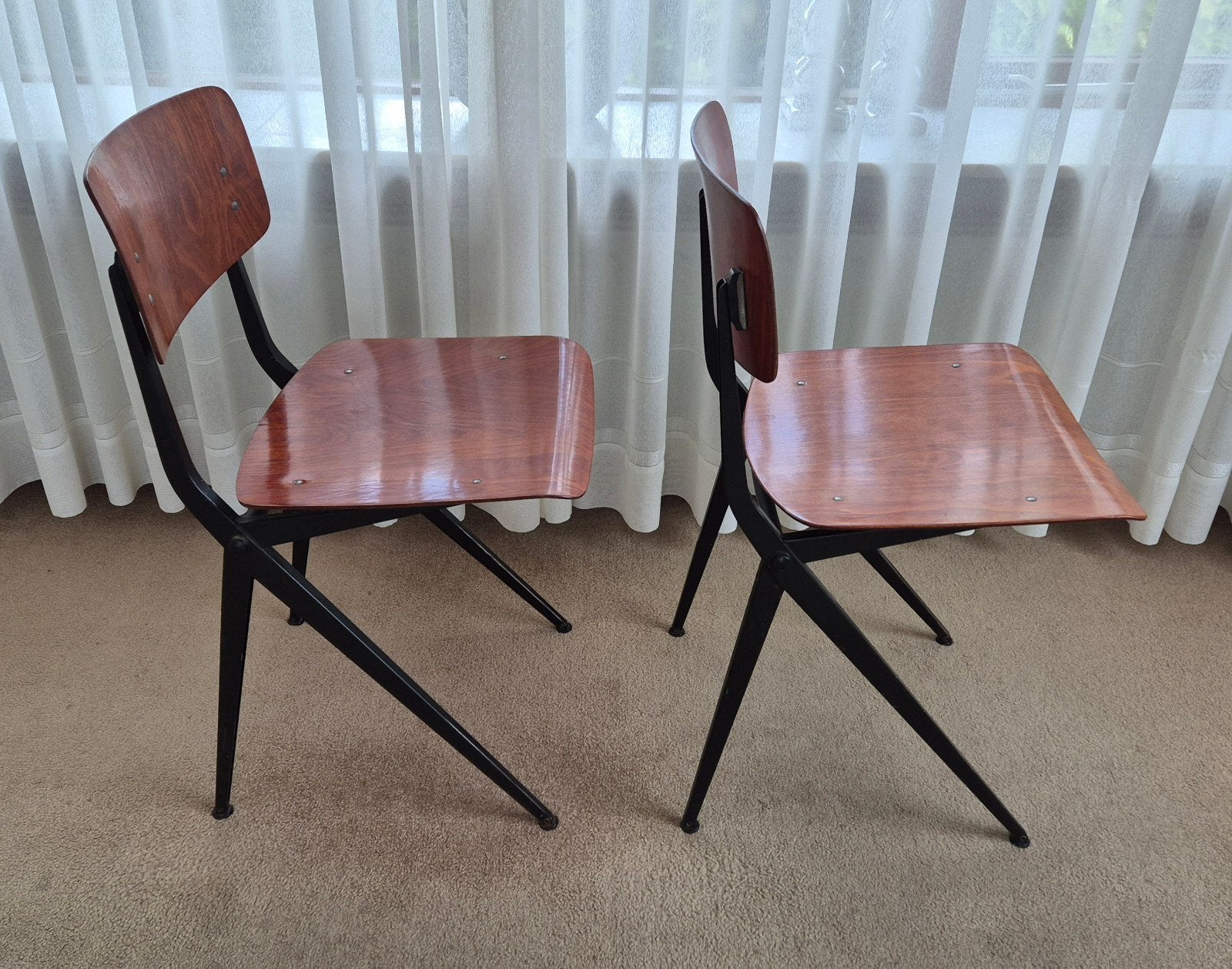 Vintage schoolstoelen | Ynske Kooistra, Huis en Inrichting, Stoelen, Ophalen, Gebruikt, Bruin, Twee