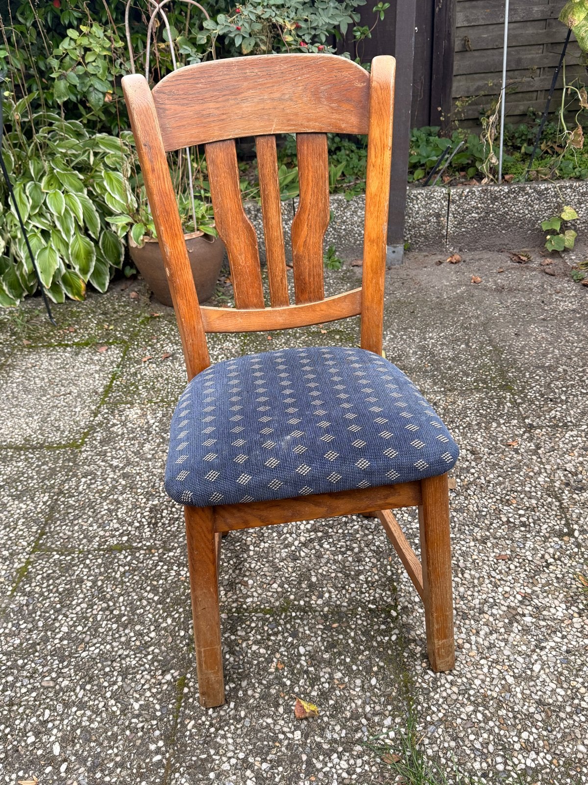 GRATIS: Mooie en stevige houten stoelen (4 stuks), Huis en Inrichting, Ophalen, Gebruikt, Bruin, Vier