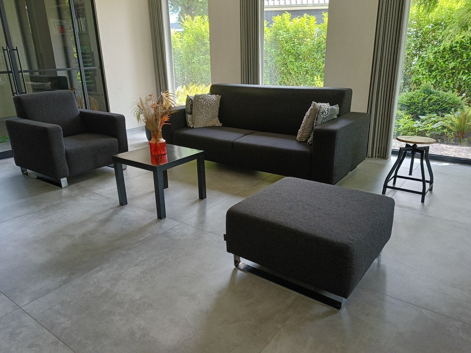 Moderne donkergrijze bank, fauteuil en hocker, Ophalen, Zo goed als nieuw, Stof, Modern, minimalistisch